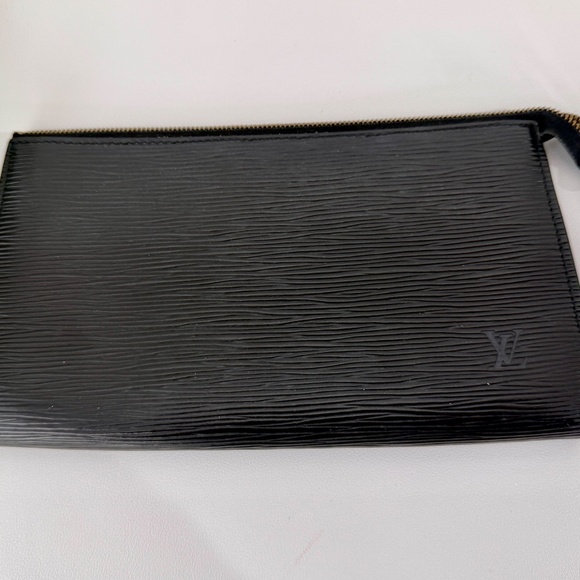 Authentic Louis Vuitton Pochette Accessoires in Noir Epi leather - Picture 2 of 8